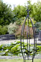 Regal Garden Pot Obelisk